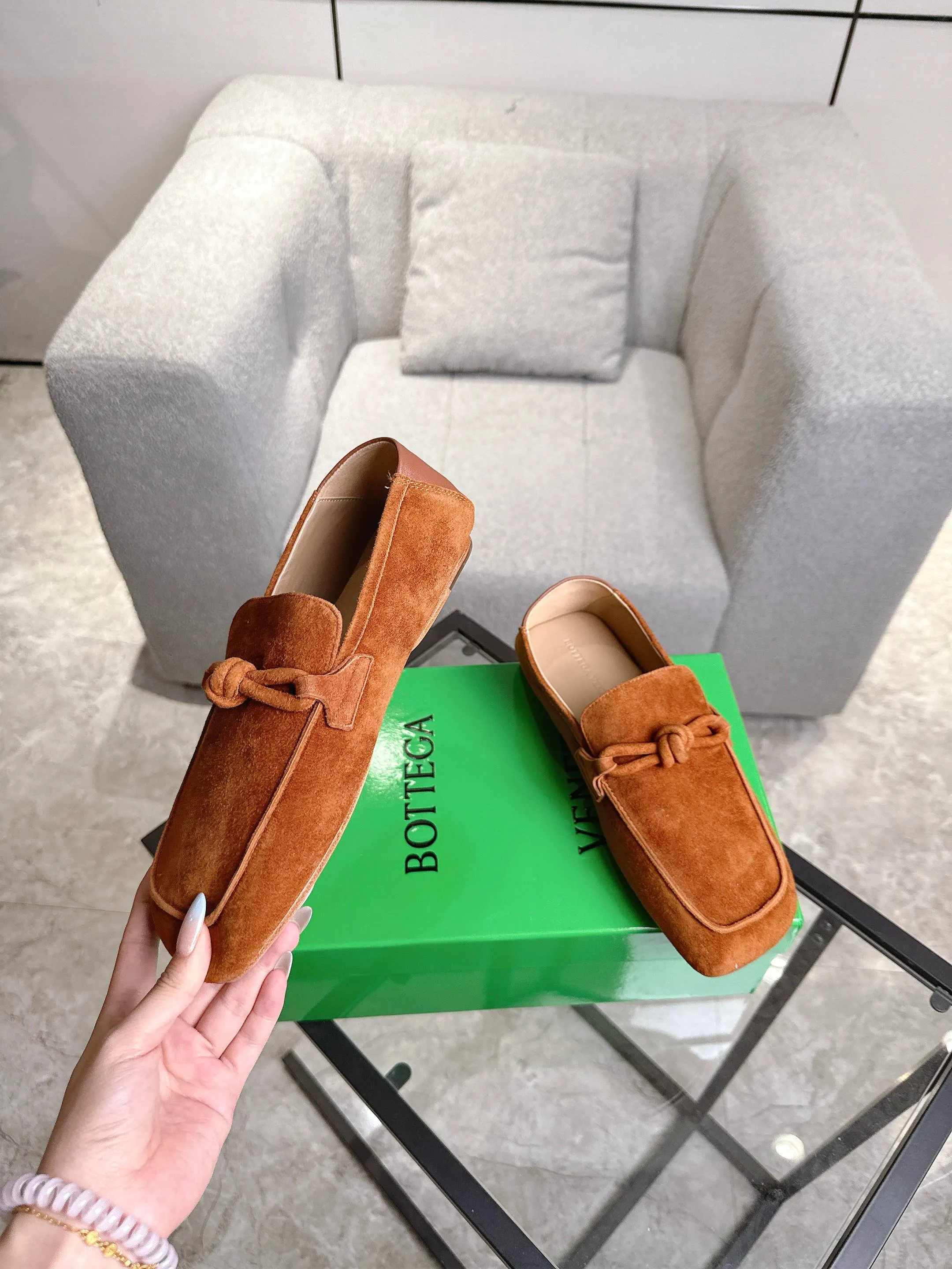 [BV] Top P: 800💰 Size: Women 35-39 (Customized for women 40) Men 39-44 (38.45 non-refundable) Bottega Veneta 2025 Autumn Counter Synchronized Couple Style Bottega Veneta Square Toe Flats Original 1:1 material selection, genuine leather outsole! A one-to-one replica of the original! quality assurance!